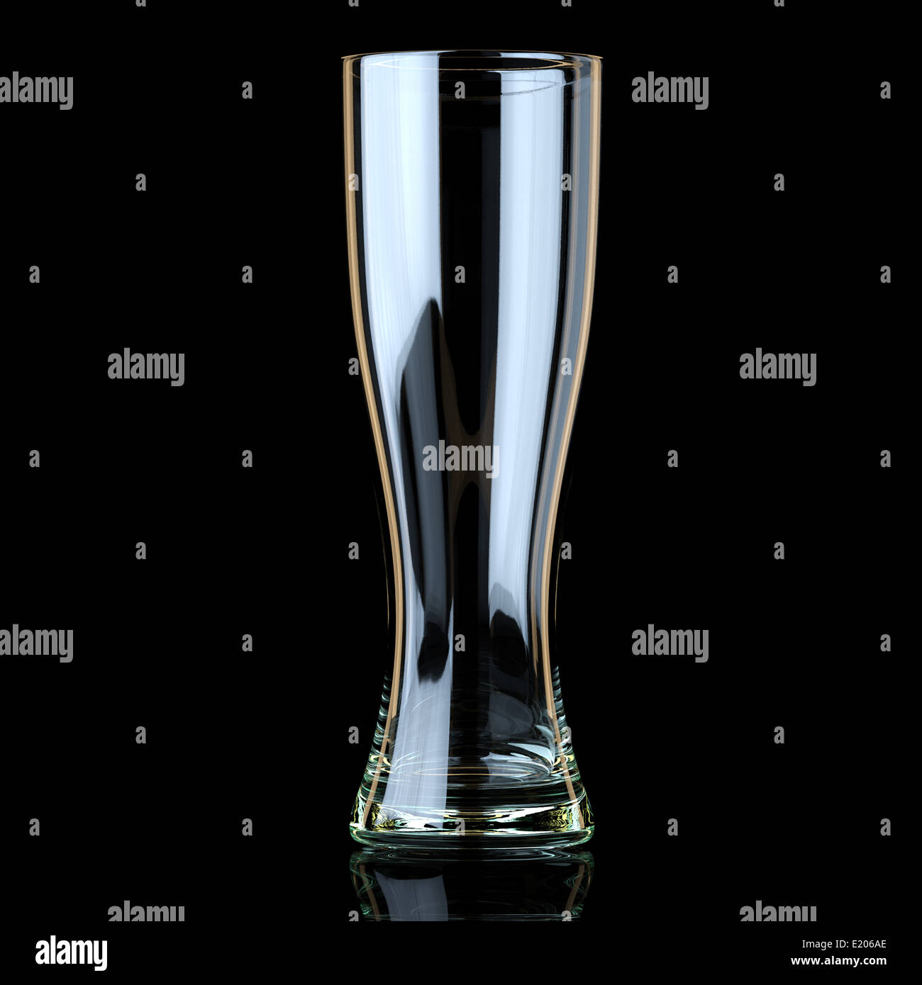 Cocktail o un bicchiere di birra su sfondo nero Foto Stock