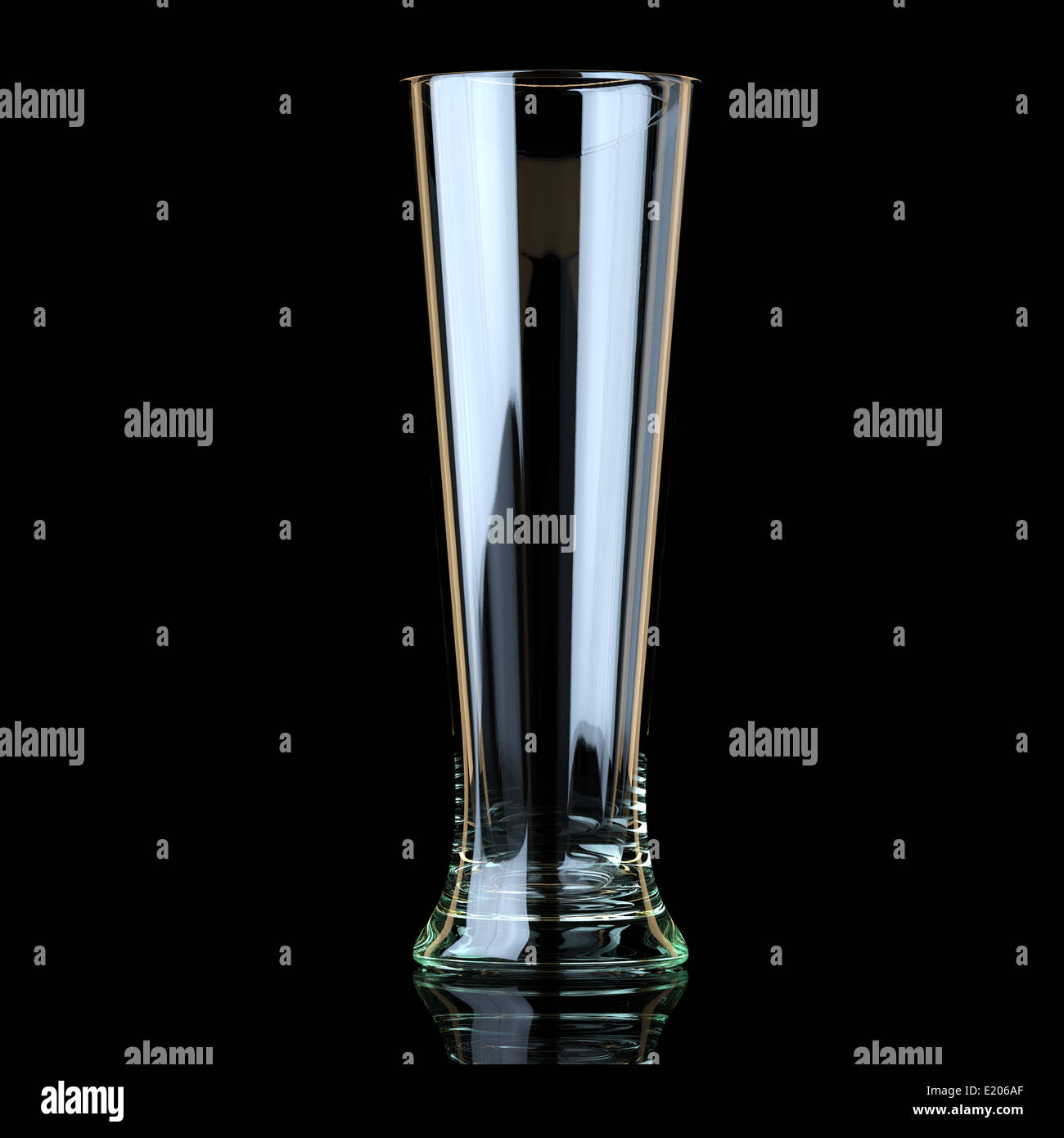 Cocktail o un bicchiere di birra su sfondo nero Foto Stock