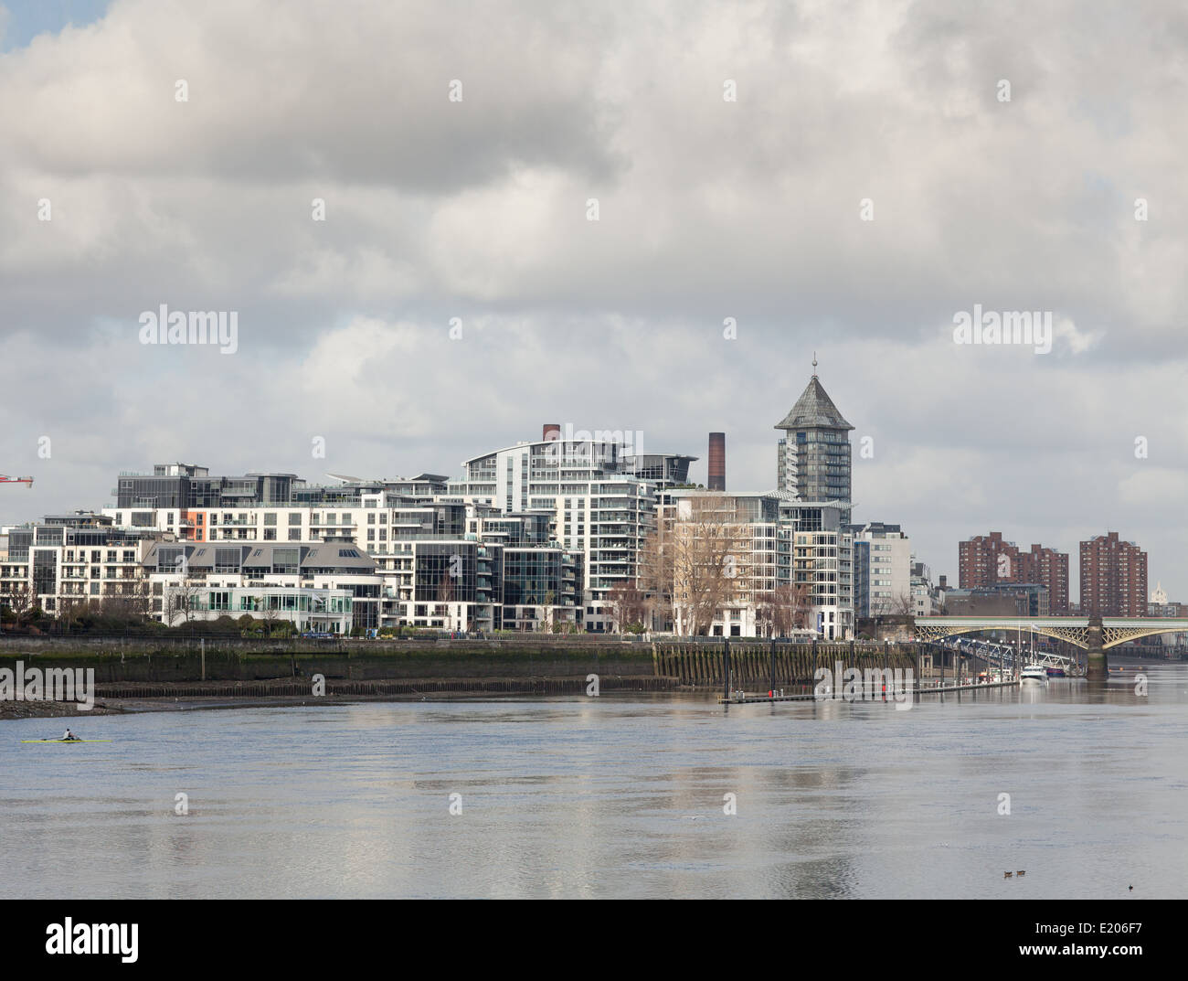 Waterside lussuosi appartamenti a Chelsea, Londra sulle rive del fiume Tamigi Foto Stock