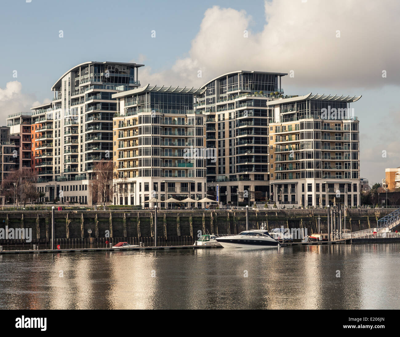 Waterside lussuosi appartamenti a Chelsea, Londra sulle rive del fiume Tamigi Foto Stock