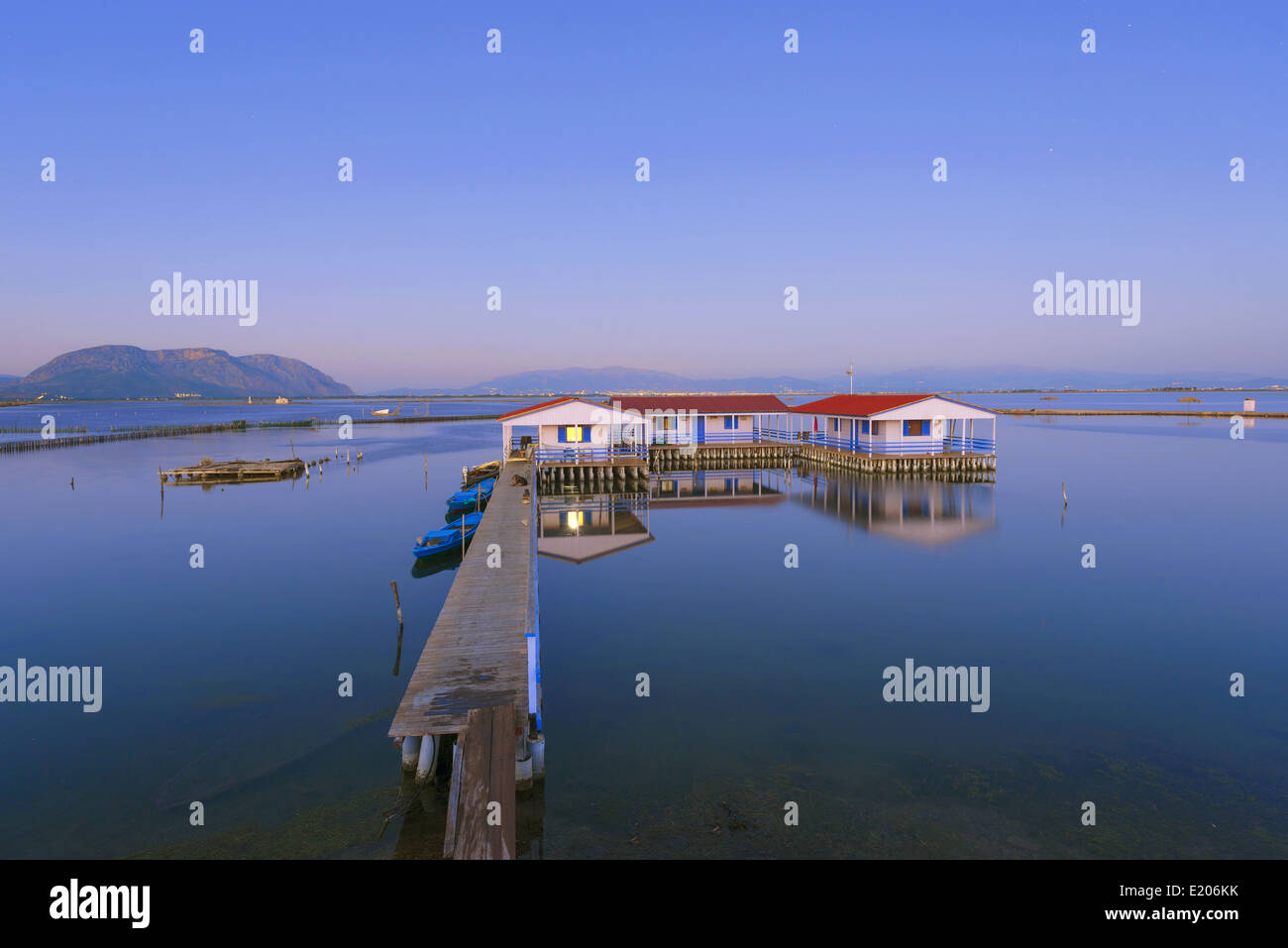 Tradizionale palafitte sollevato al di sopra della laguna di Messolongi, regione Aetoloacarnania, costa ovest della Grecia centrale Foto Stock