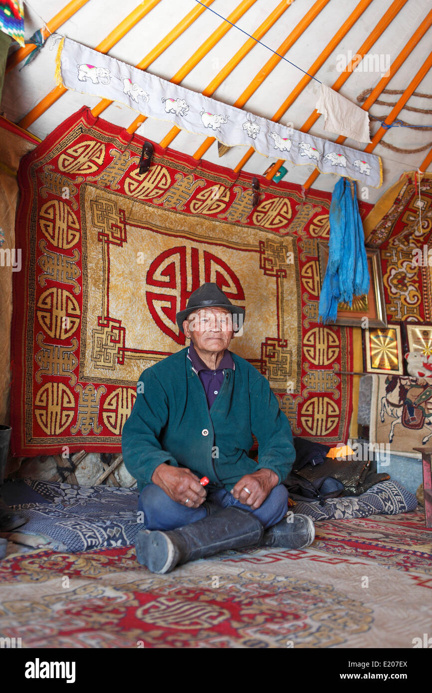 Uomo mongolo, 85 anni, in un tradizionale yurt, deserto dei Gobi, Provincia Ömnögovi, Mongolia Foto Stock