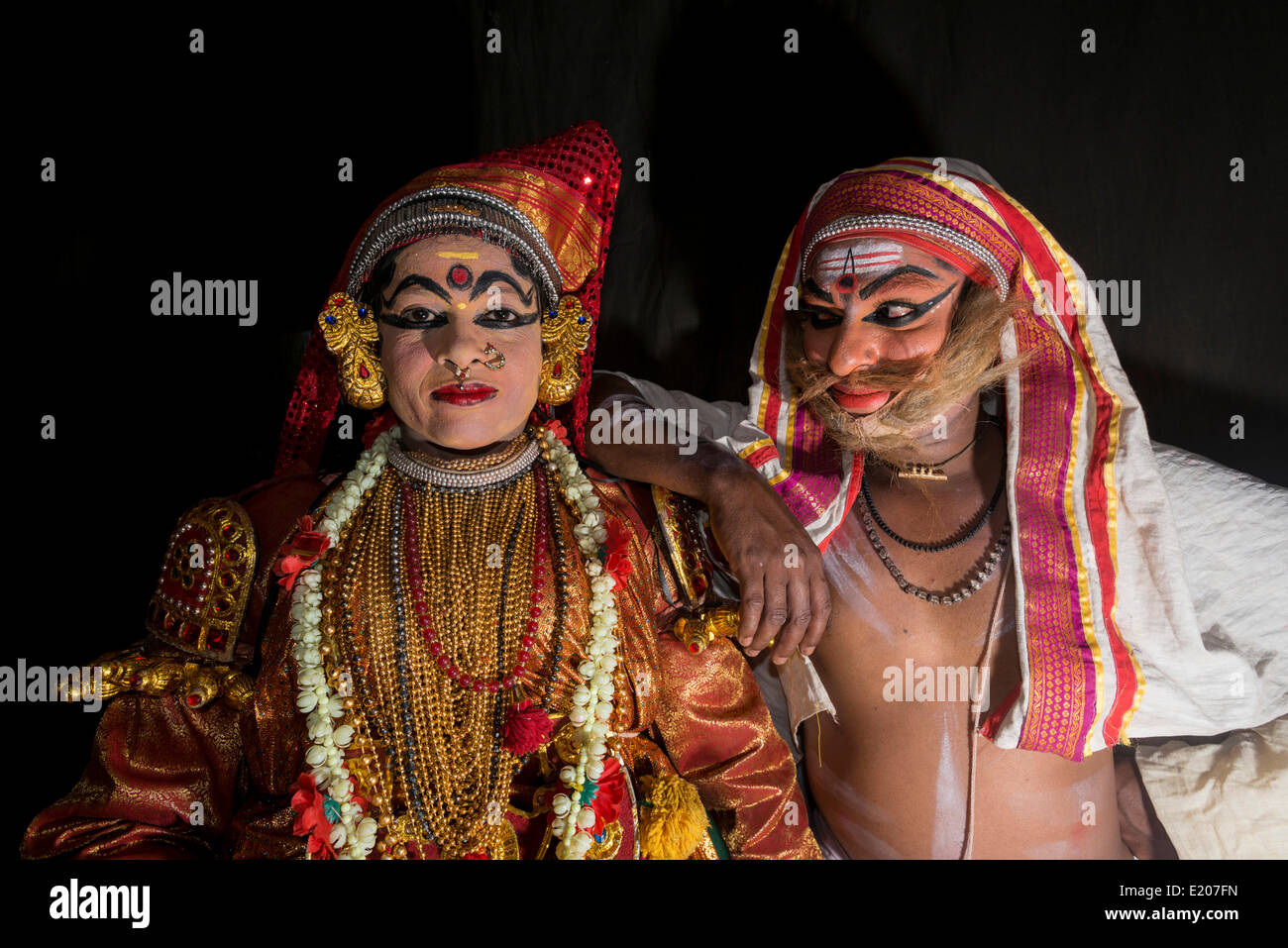 Due artisti Katakali con la completa make up dei personaggi Sathi, sinistra e vecchio bramino, a destra per il gioco Dhecheyagam Foto Stock
