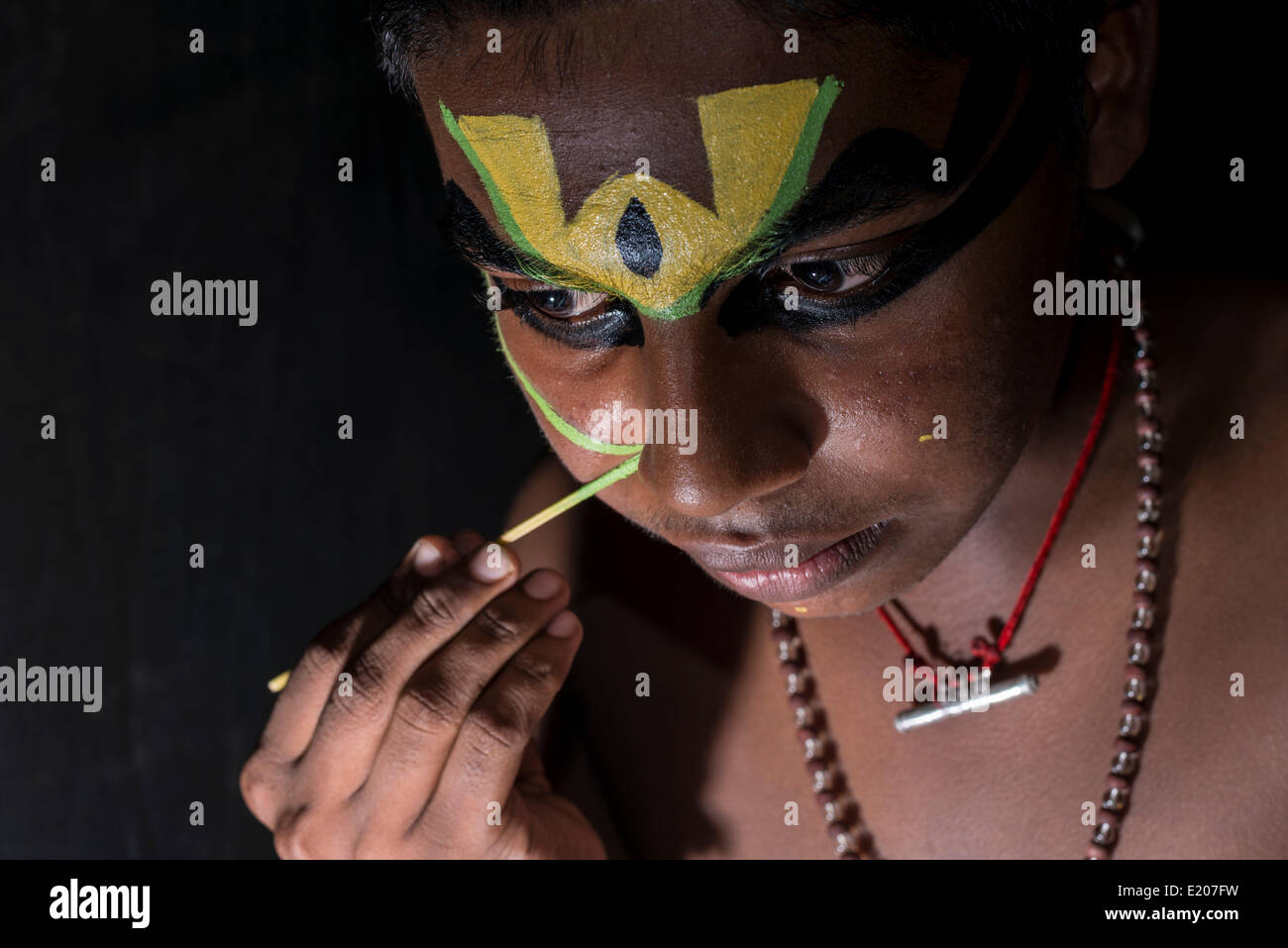 Un artista Katakali sta applicando il make-up del carattere Arjun per la Santhana Gopalam riproduzione durante un festival tempio, Ayroor Foto Stock