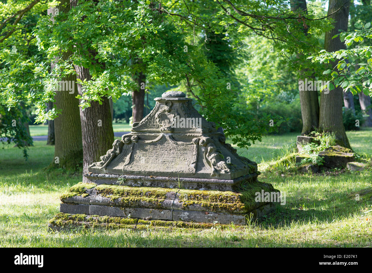 Tombe storiche, il Giardino Inglese di un paesaggio protetto parco, Meiningen, Turingia, Germania Foto Stock