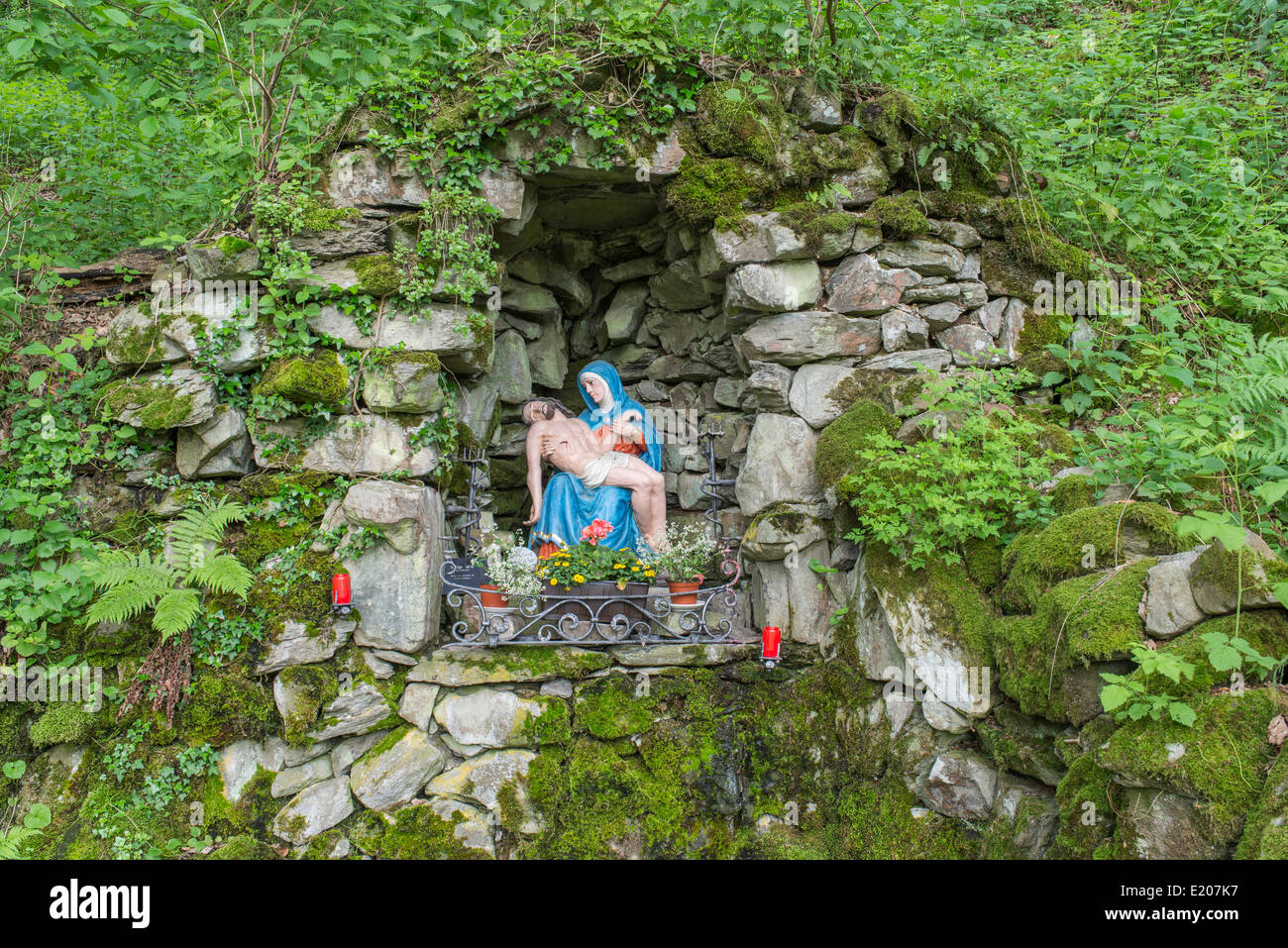 Edicola tra blocchi di basalto, salita al Milseburg, Danzwiesen, Hofbieber, Hesse, Germania Foto Stock