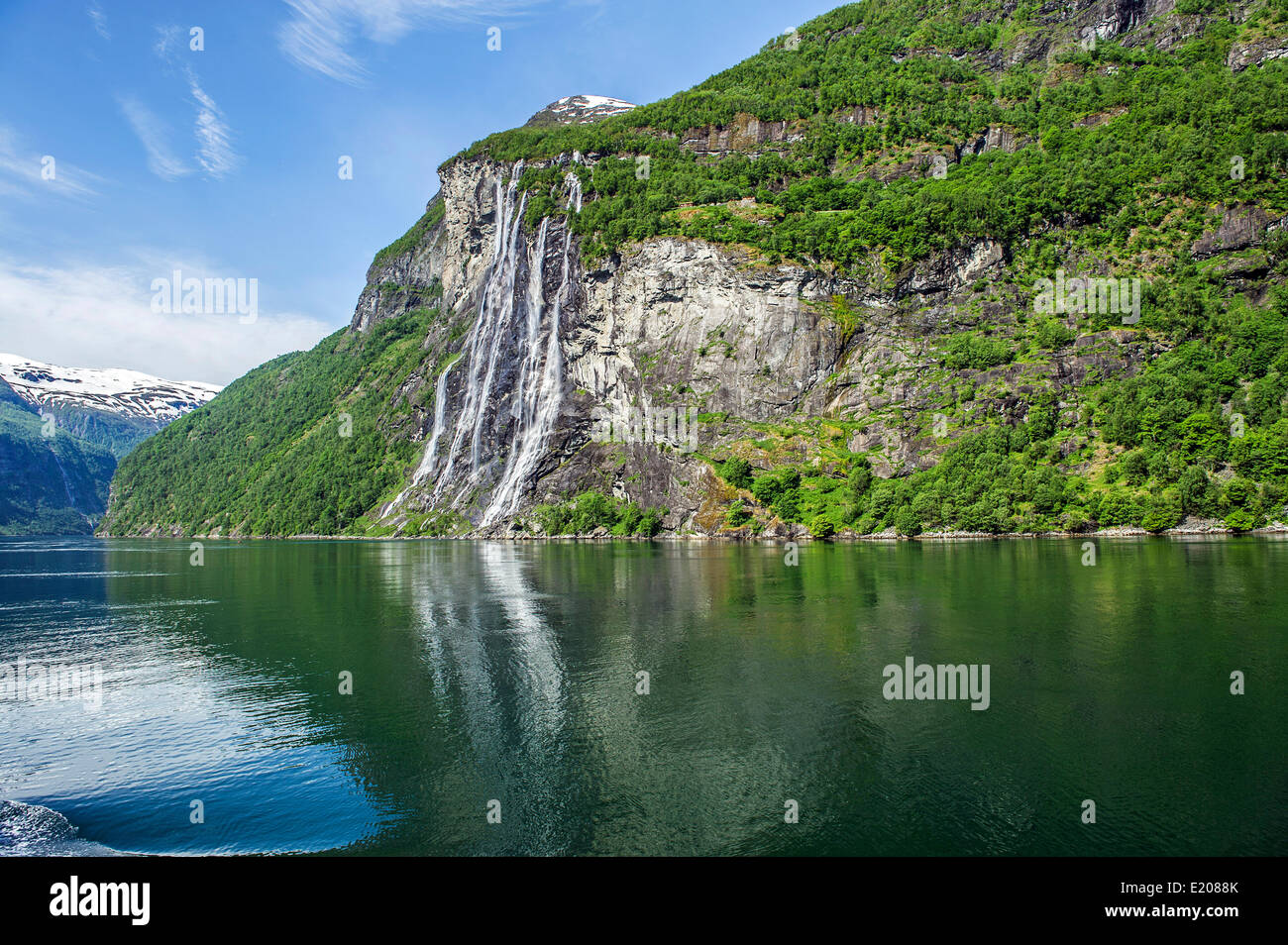 Il Geirangerfjord, Sette sorelle la cascata dei Sju Systrene in norvegese, Knivsflå agriturismo in alto a destra, Møre og Romsdal provincia Foto Stock