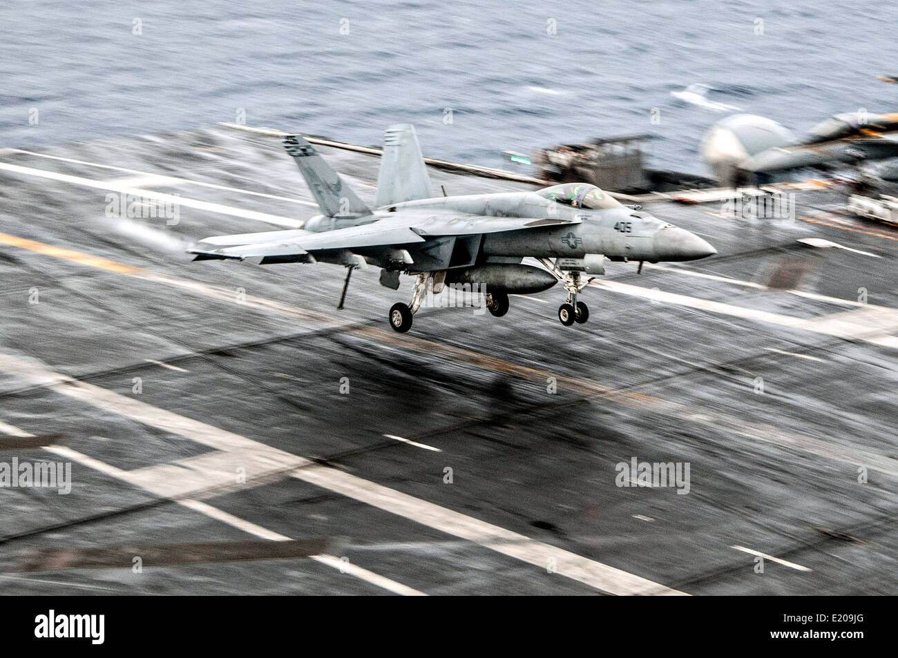Un US Navy F/A-18E Super Hornet fighter aircraft rende arrestato un atterraggio sul ponte di volo della portaerei USS George Washington Giugno 10, 2014 al largo di Okinawa, in Giappone. Foto Stock