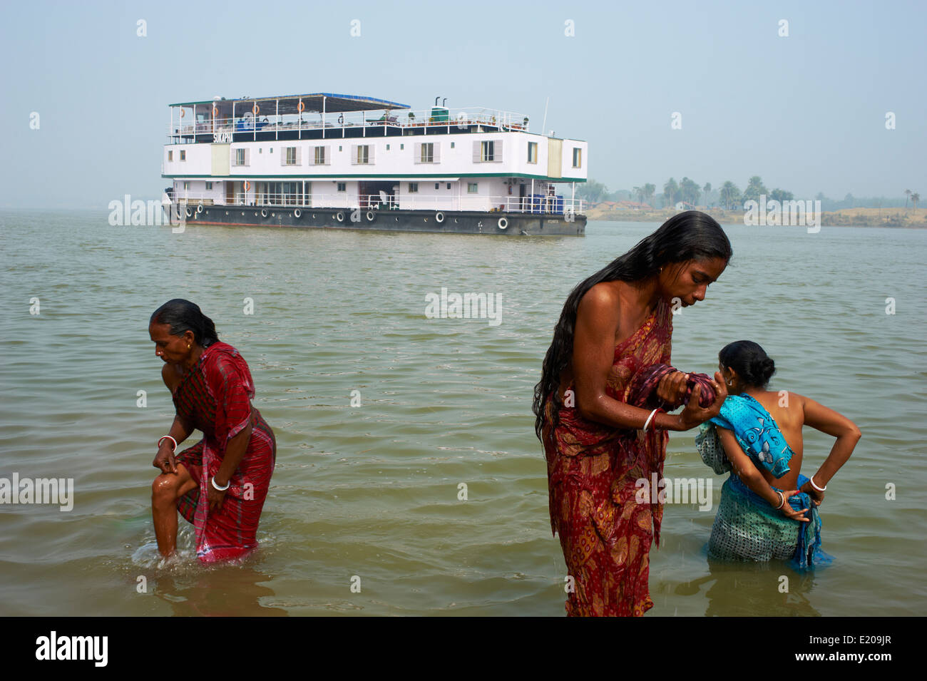 India Bengala Occidentale, Sukapha barca sul Fiume Hooghly, parte del fiume Gange, bagno rituale Foto Stock