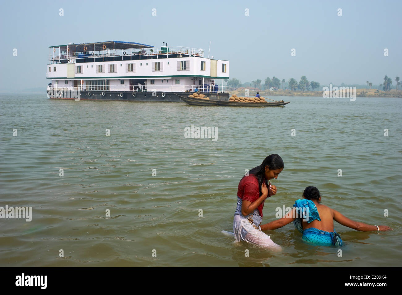 India Bengala Occidentale, Sukapha barca sul Fiume Hooghly, parte del fiume Gange, bagno rituale Foto Stock