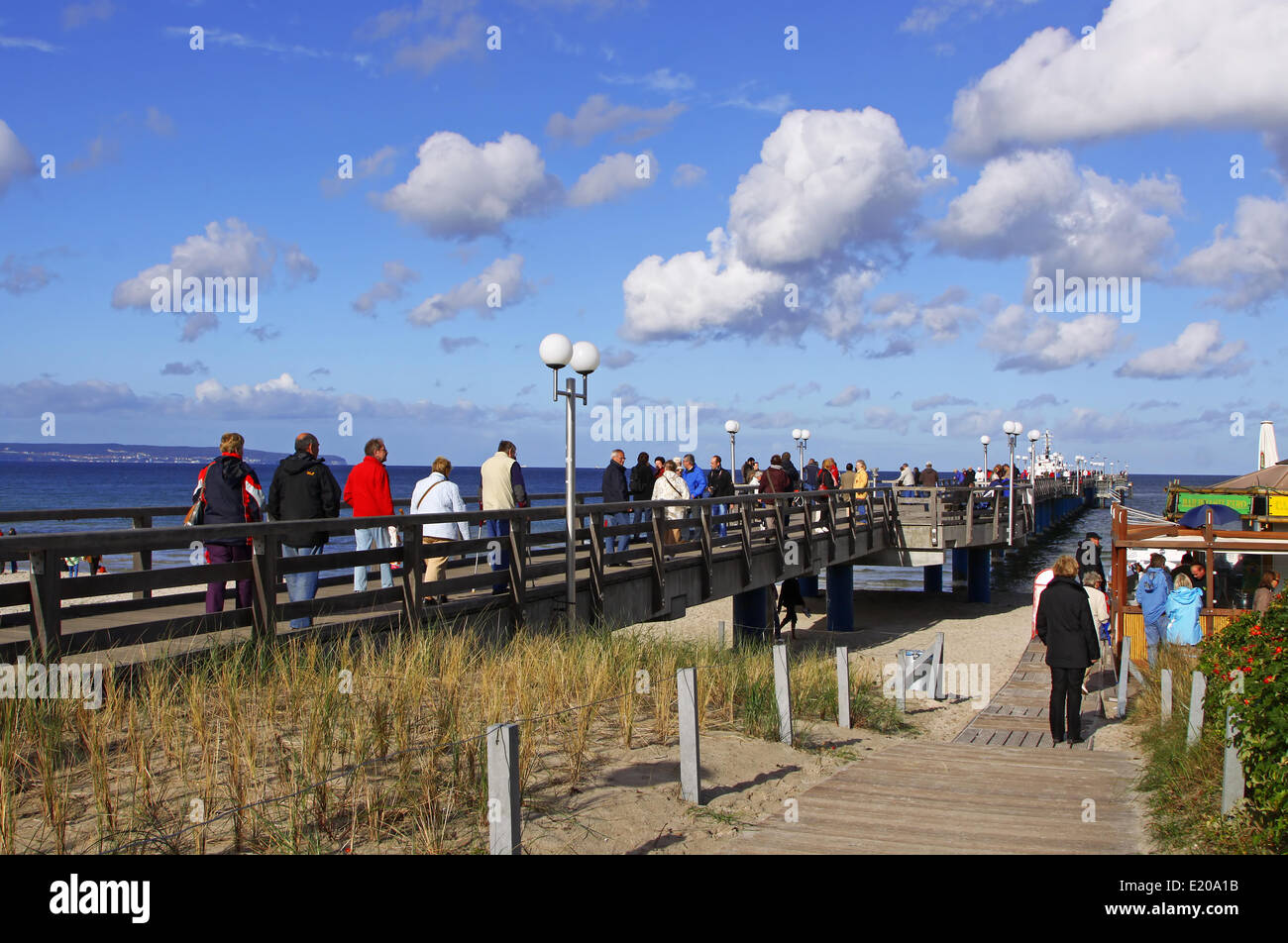 Sul ponte del mare in Binz, Germania Foto Stock