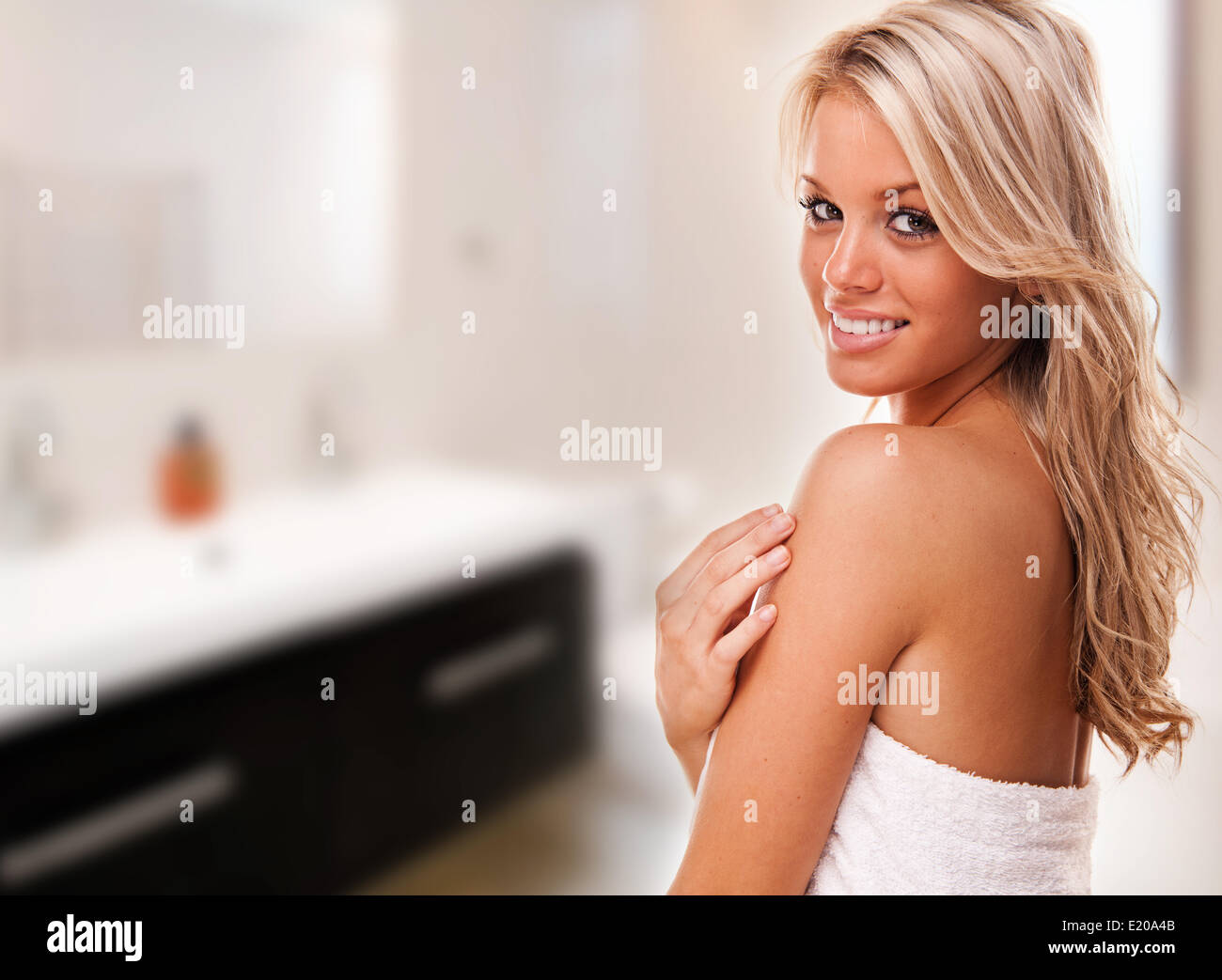 Ritratto di donna bella nel suo bagno Foto Stock