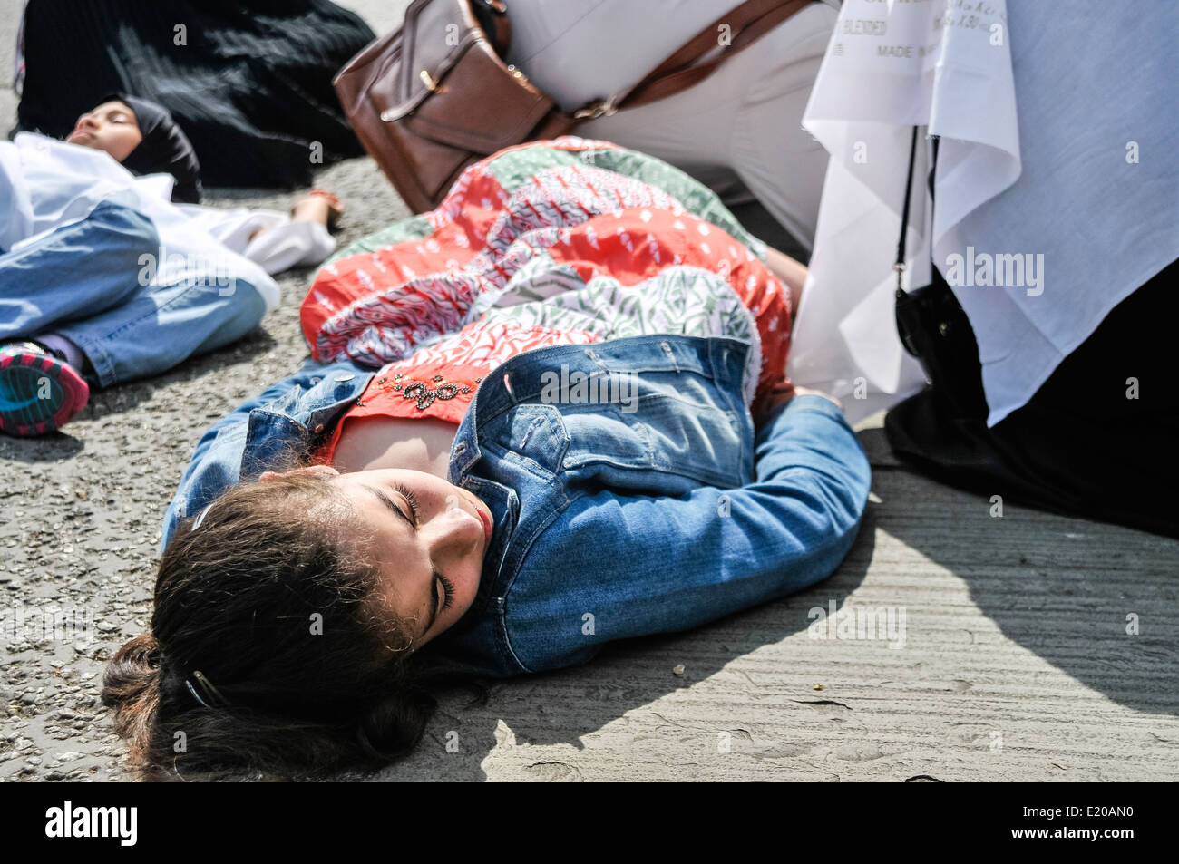 Stadio di egiziani protesta contro le violazioni dei diritti umani in Egitto compresa la morte, detenzione e stato sponsorizzato la violenza Foto Stock