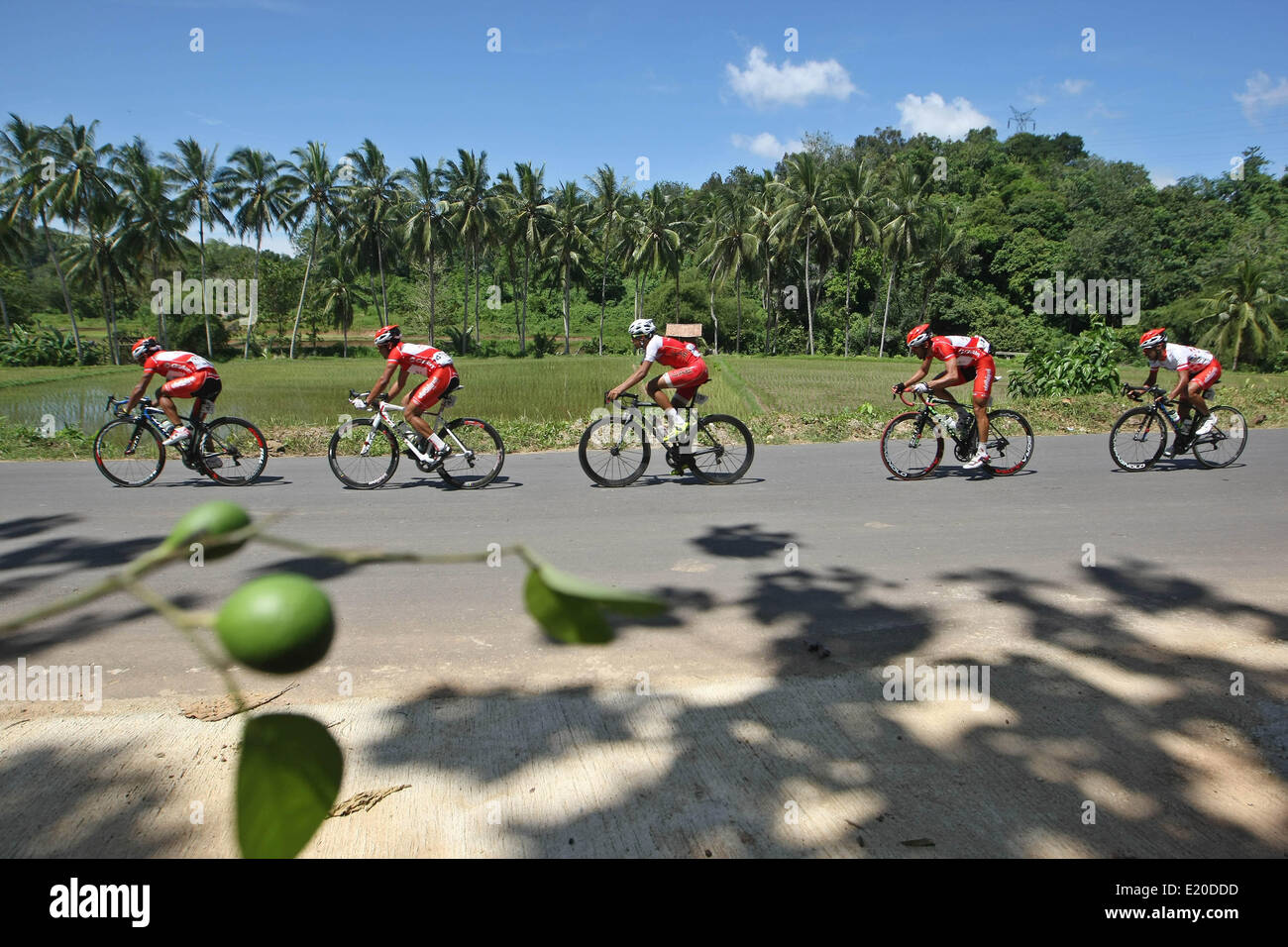 A ovest di Sumatra, a ovest di Sumatra, Indonesia. 12 Giugno, 2014. Piloti accelerando la loro moto a piena velocità sul palco cinque del Tour de Singkarak 2014 corsa in bicicletta. Giappone Federazione Ciclistica, Kohei Uchima vincere la tappa 5 da Padang Panjang di Solok City con il tempo di 2:37:48, che copre 111 chilometri. Credito: Afriadi Hikmal/ZUMA filo/ZUMAPRESS.com/Alamy Live News Foto Stock