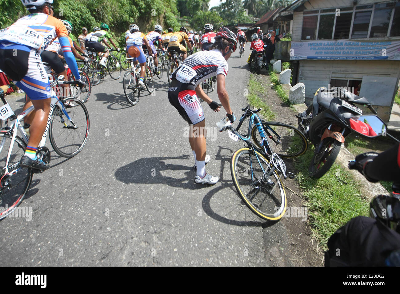 A ovest di Sumatra, a ovest di Sumatra, Indonesia. 12 Giugno, 2014. Piloti incidente sulla fase cinque del Tour de Singkarak 2014 corsa in bicicletta. Giappone Federazione Ciclistica, Kohei Uchima vincere la tappa 5 da Padang Panjang di Solok City con il tempo di 2:37:48, che copre 111 chilometri. Credito: Afriadi Hikmal/ZUMA filo/ZUMAPRESS.com/Alamy Live News Foto Stock