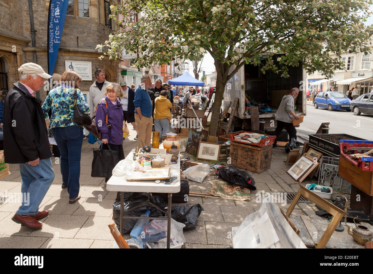 Persone shopping a Bridport città mercato, Dorset, England Regno Unito Foto Stock