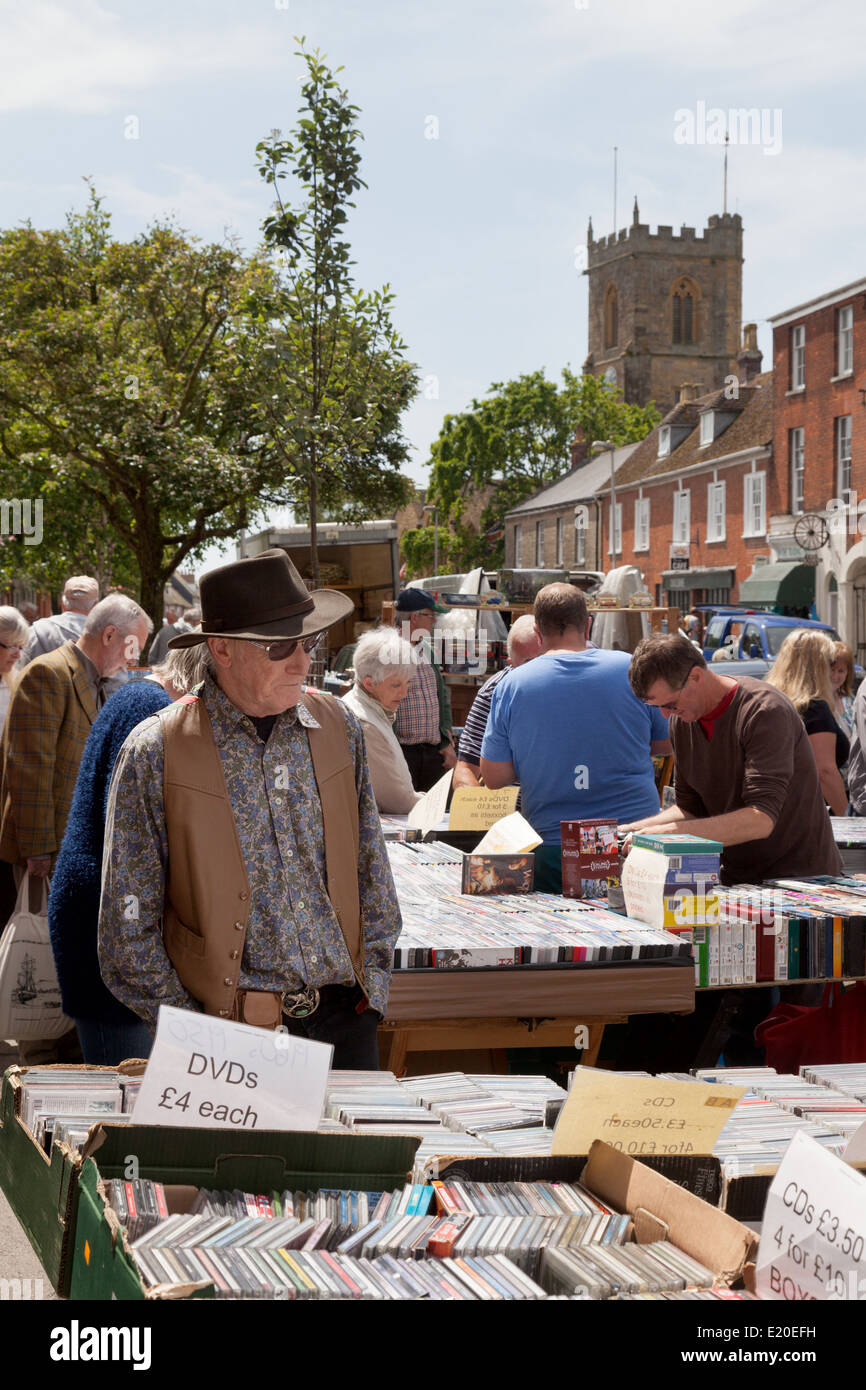 Persone shopping a Bridport città mercato, Dorset, England Regno Unito Foto Stock