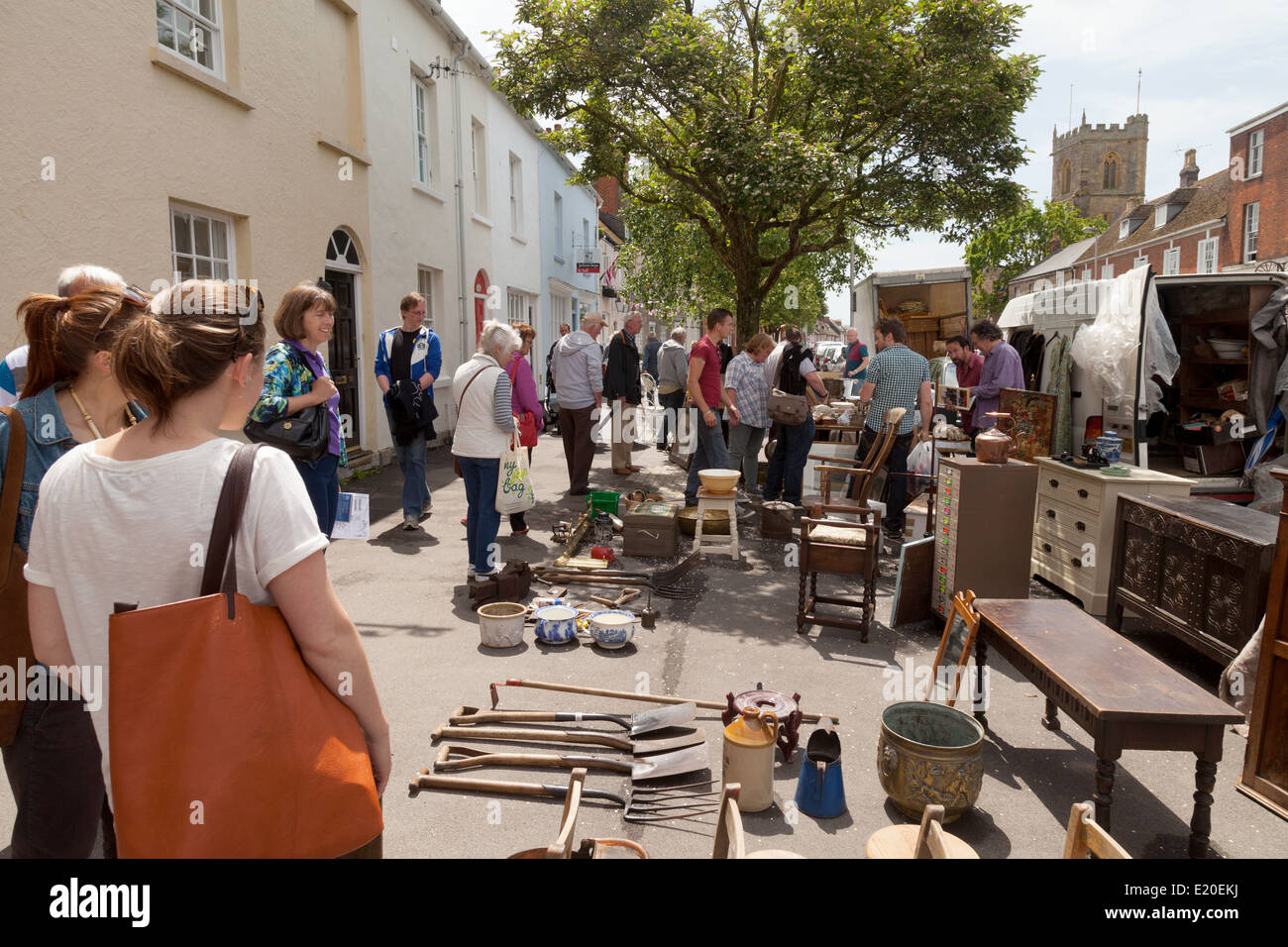 Le persone in cerca di un mercato in stallo, Bridport città mercato, DORSET REGNO UNITO Inghilterra Foto Stock