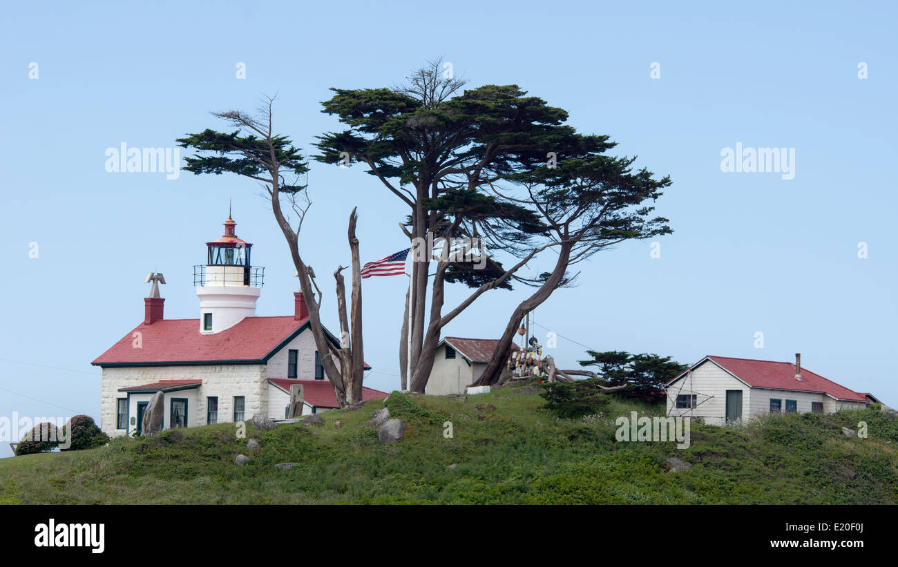 Lo storico Battery Point lighthouse situato vicino a Crescent City, California settentrionale, sulla costa dell'Oceano Pacifico. Foto Stock