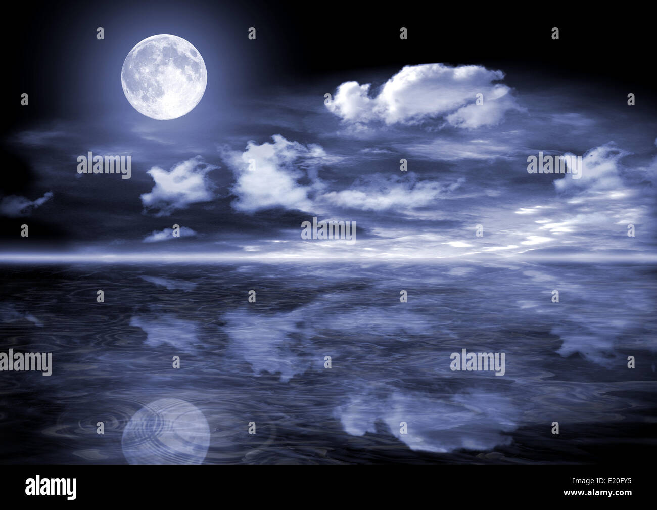 La luna piena in nuvole sopra l'acqua Foto Stock