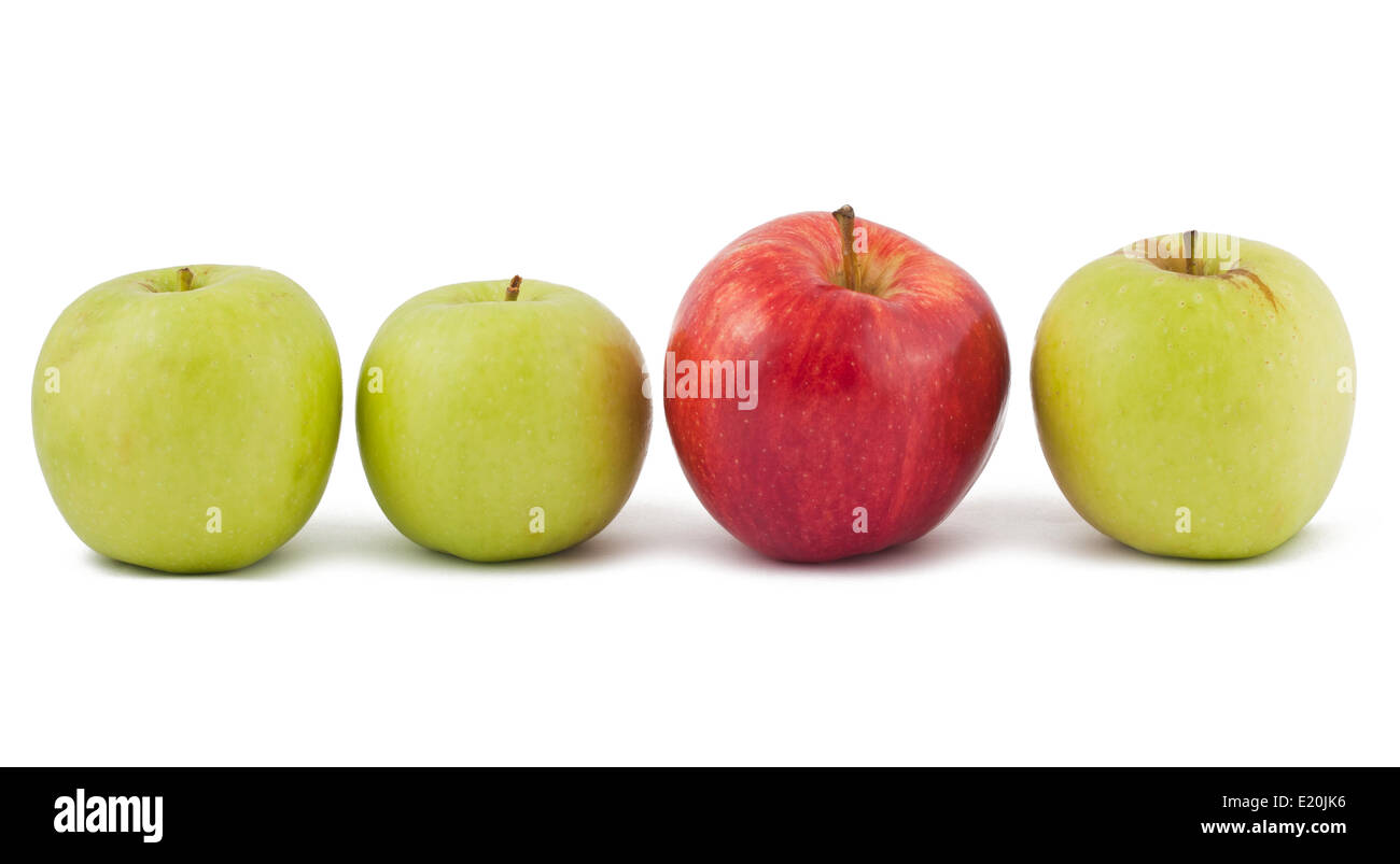Tre mela verde e unico rosso su bianco Foto Stock
