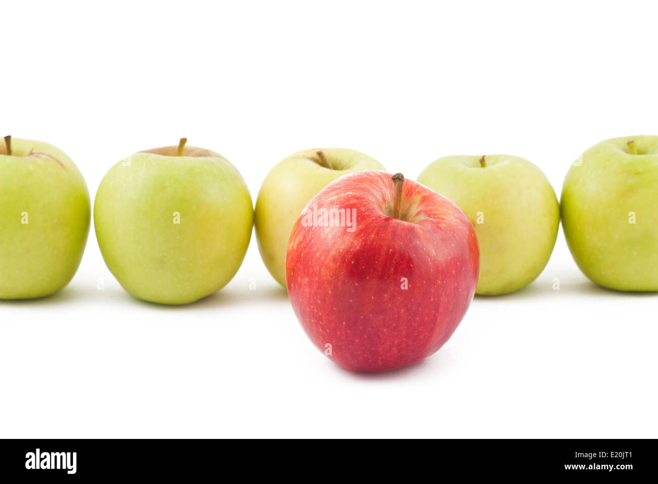 Apple rosso davanti al verde su bianco Foto Stock