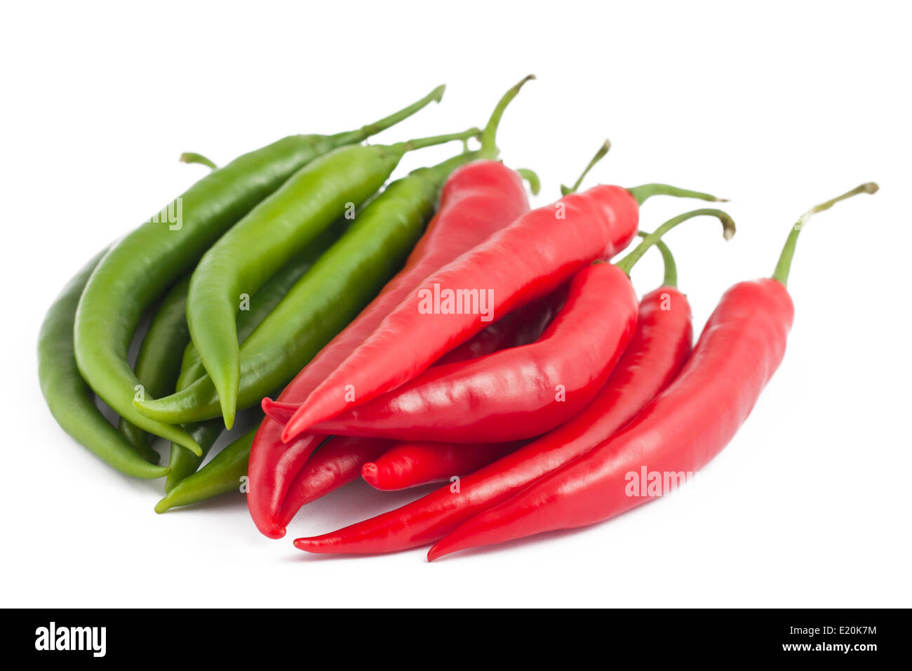 Molti rossi e peperoncini verdi su bianco Foto Stock