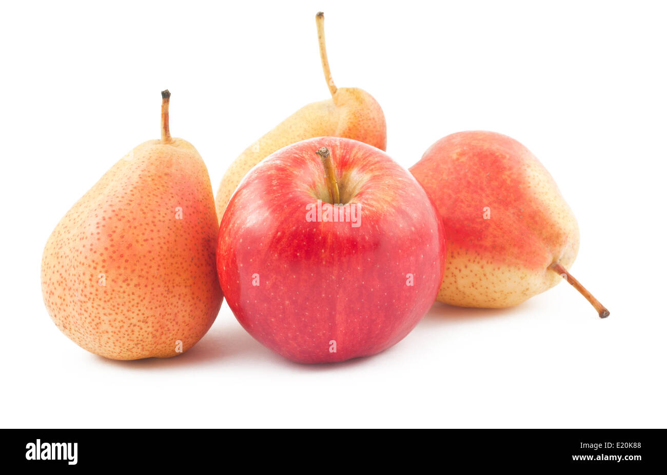 Red apple e pere mature su bianco Foto Stock