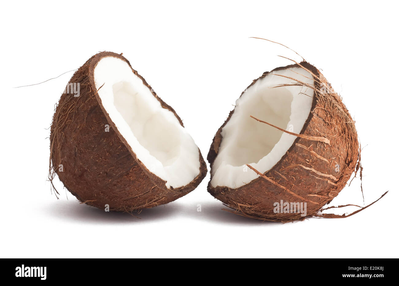 Due metà di noce di cocco su bianco Foto Stock