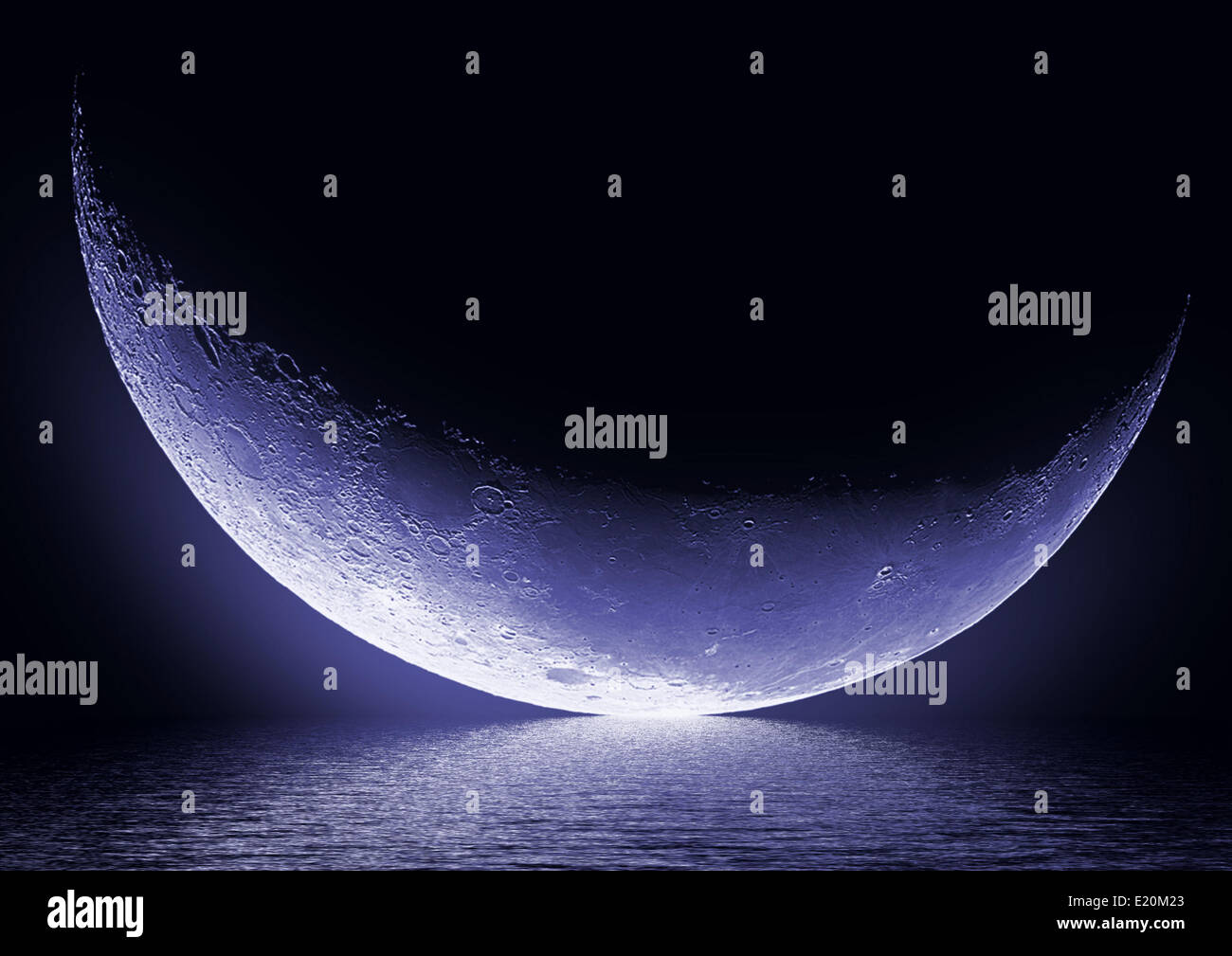Metà della luna nel cielo blu scuro Foto Stock