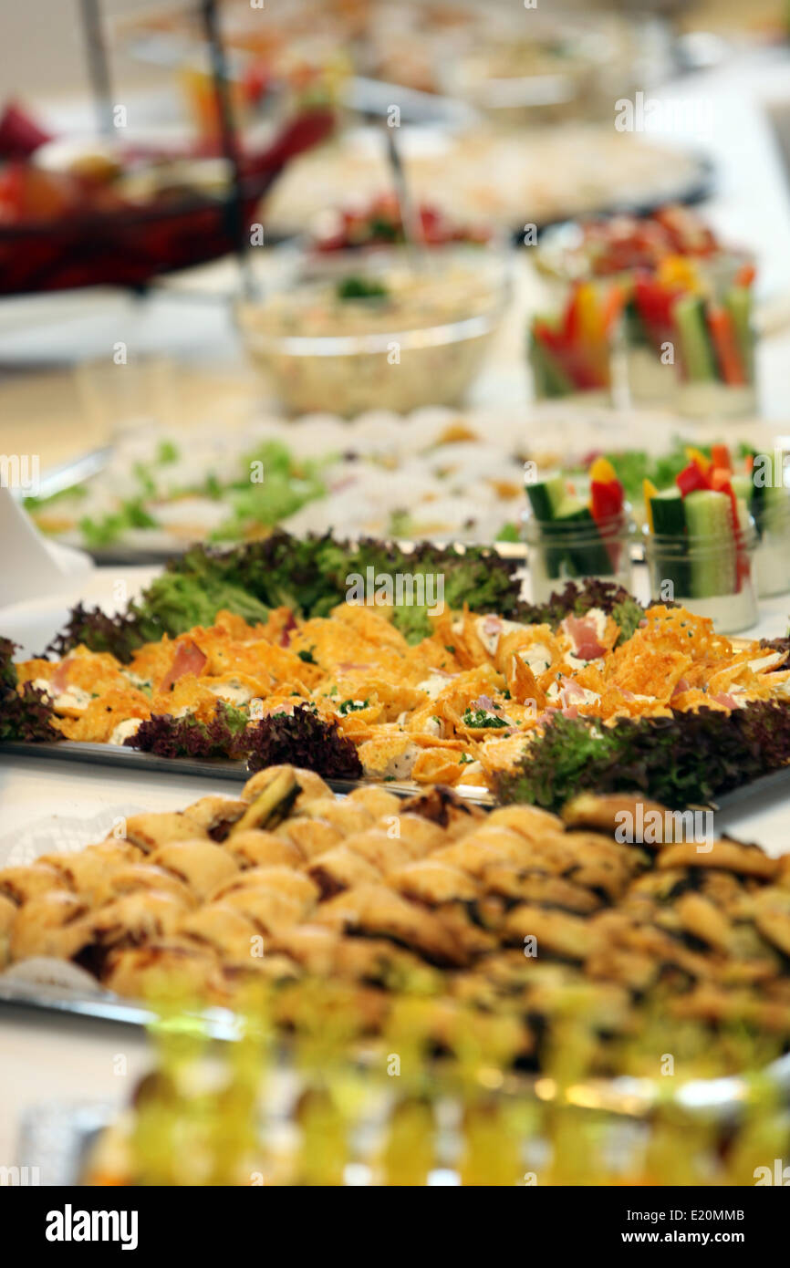 Diverse piastre con cibo al buffet Foto Stock