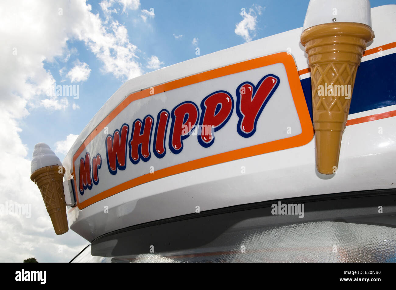 Signor whippy ice cream van carillon carillon furgoni servono morbide creme coni cono 99 flake ricordi di infanzia Foto Stock