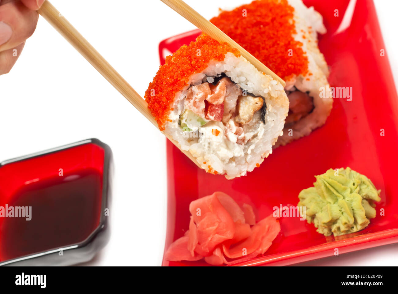 Gli uomini la mano che regge il sushi Foto Stock