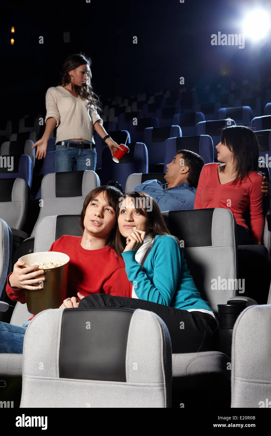 I giovani guardano il cinema a un cinema Foto Stock