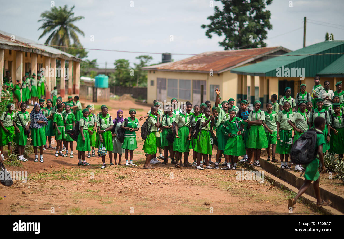 Ijebu Ode, Nigeria. 11 Giugno, 2014. Gli studenti della ragazzina musulmana di alta scuola sono raffigurate in Ijebu Ode, Nigeria, 11 giugno 2014. Le ragazze musulmane che visitare il pubblico ragazza secondario della scuola sono nella fascia di età compresa tra i 11 e 18. Giovedì, durante la sua visita di tre giorni in Nigeria, Ministro tedesco per la Cooperazione Economica e lo sviluppo Gerd Mueller (CSU) ha annunciato che la Germania dovrà fornire il paese con uno o due milioni di euro per proteggere le scuole da attacchi terroristici. La decisione è il risultato della sottrazione di più di 200 studentesse da islamici. Foto: Annibale/dpa/Alamy Live News Foto Stock