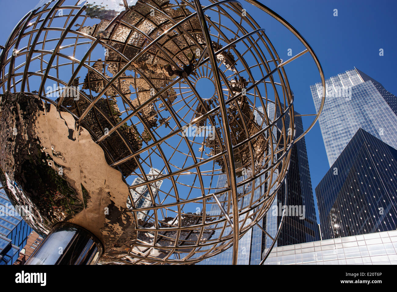 Columbus Circle con globo in acciaio scultura ideato da Kim Brandell appena fuori di Trump Plaza. Time Warner Center è dietro. Foto Stock