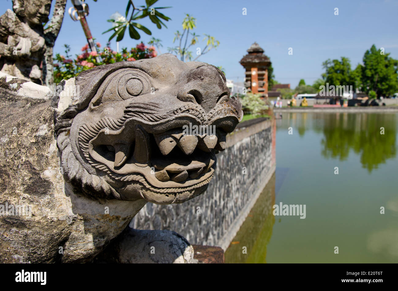 Indonesia, Isola di Lombok, Mataram. Acqua Mayura Palace, aperto facciate temple hall, circa 1744. Foto Stock