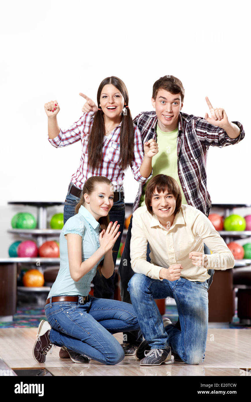 I giovani si aspettano una vittoria in bowling Foto Stock