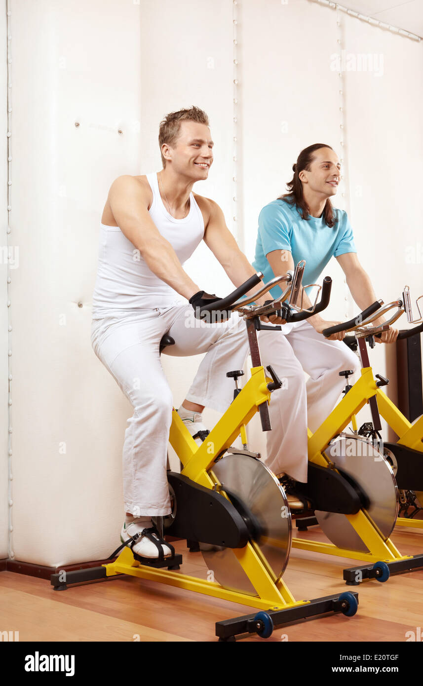 Due uomini in bici al fitness club Foto Stock