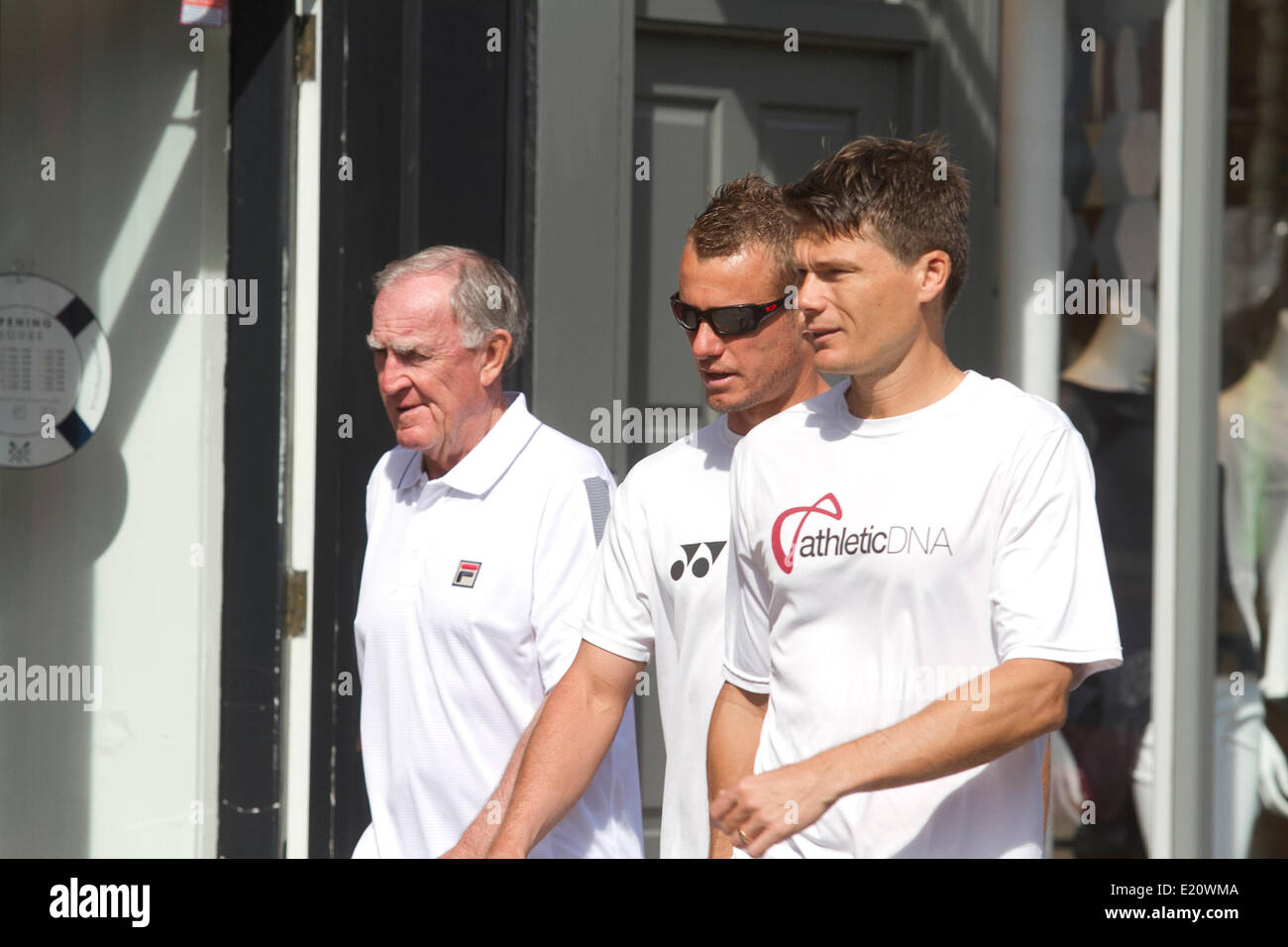 Wimbledon Londra UK. Il 12 giugno 2014. Australian tennista Lleyton Hewitt indossando occhiali da sole a passeggiare in mezzo con il suo allenatore Tony Roche e un amico a Wimbledon Credito: amer ghazzal/Alamy Live News Foto Stock