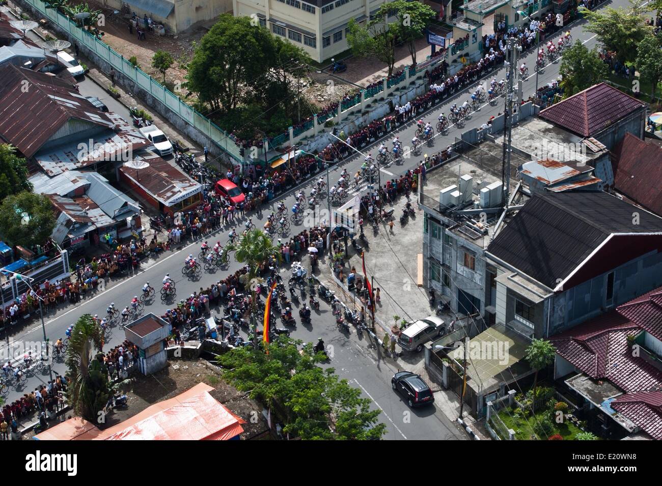 A ovest di Sumatra, Indonesia. 12 Giugno, 2014. Competere per i ciclisti durante la tappa 6 della Tour de Singkarak 2014 da Padang Panjang di Solok City con una distanza di 111 km a ovest della provincia di Sumatra, Indonesia, 12 giugno 2014. Kohei Uchima dal Giappone Federazione Ciclistica ha vinto nella fase 6. Credit: Veri Sanovri/Xinhua/Alamy Live News Foto Stock