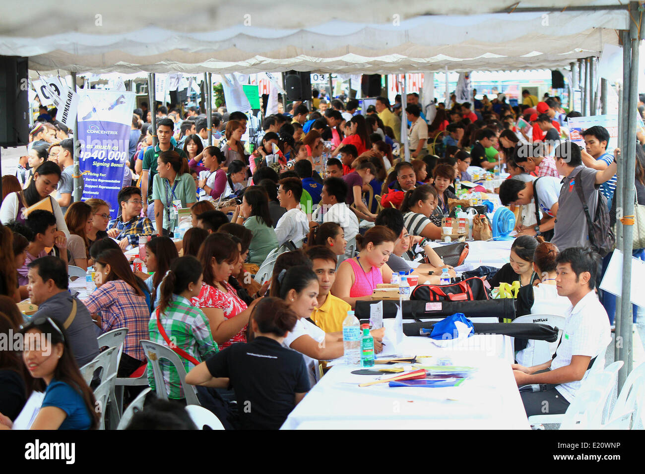 (140612) -- Manila, 12 giugno 2014 (Xinhua) -- ricorrenti cercare posti di lavoro durante il 2014 Giorno di Indipendenza fiera del lavoro a Manila, Filippine, 12 giugno 2014. Più di 35.000 offerte di posti di lavoro sono stati offerti in commemorazione del 116indipendenza filippina giorno. (Xinhua/Rouelle Umali) Foto Stock