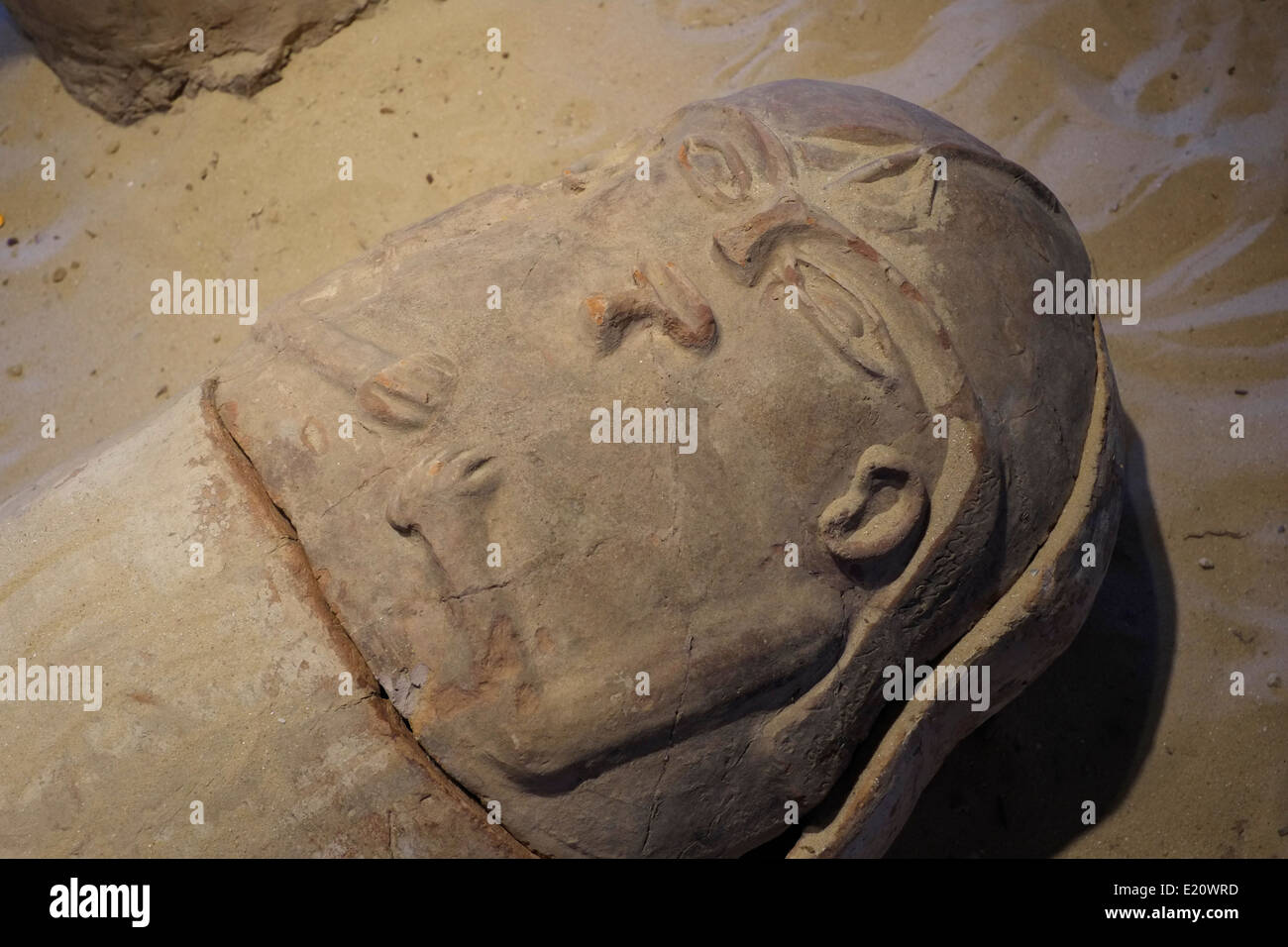 Antica egiziana sarcofago antropoide trovati nella Striscia di Gaza esposti in Eretz Israel Museum di uno storico e museo archeologico nel Ramat Aviv quartiere di Tel Aviv Israele Foto Stock