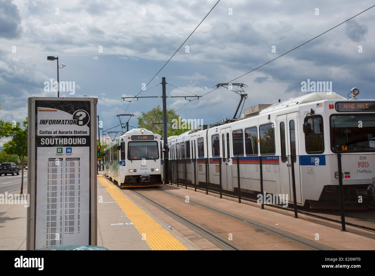 Denver, Colorado - Rapid Transit treni in una stazione vicino al centro cittadino di Denver. Foto Stock