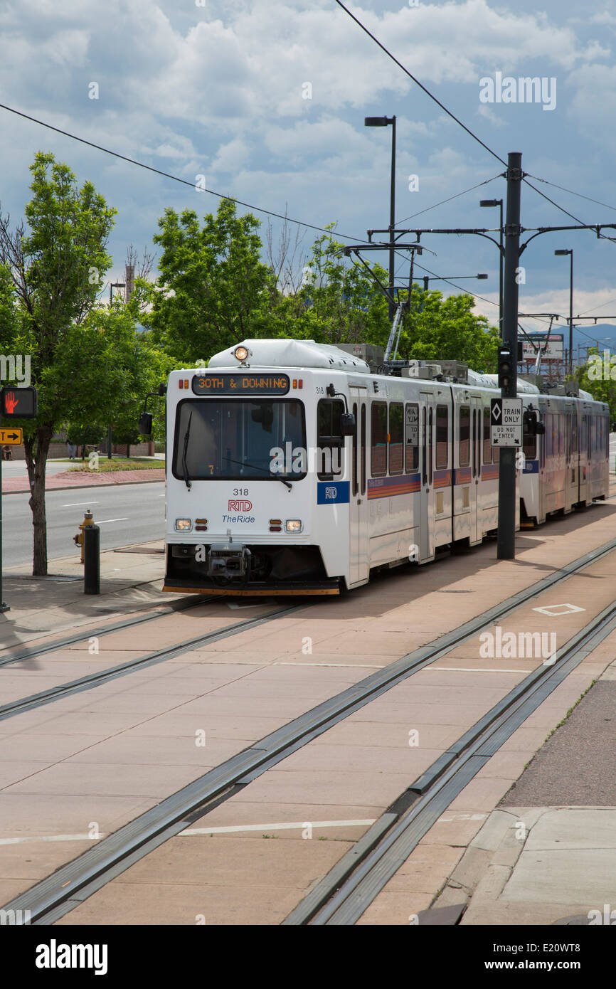 Denver, Colorado - Rapid Transit treni in una stazione vicino al centro cittadino di Denver. Foto Stock