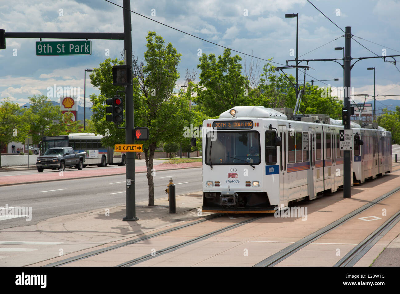 Denver, Colorado - Rapid Transit treni in una stazione vicino al centro cittadino di Denver. Foto Stock