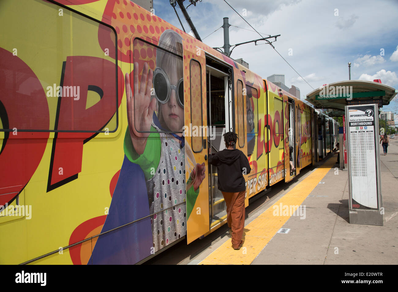 Denver, Colorado - Rapid Transit treni in una stazione vicino al centro cittadino di Denver. Foto Stock
