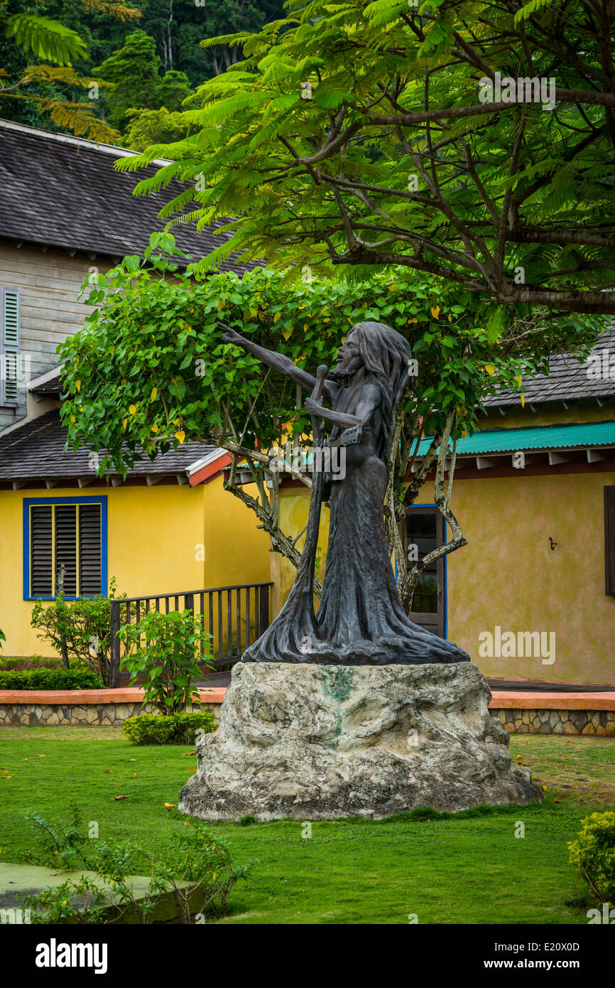 Un Bob Marley statua dell'isola Village Shopping Centre in Ocho Rios, Giamaica. Foto Stock