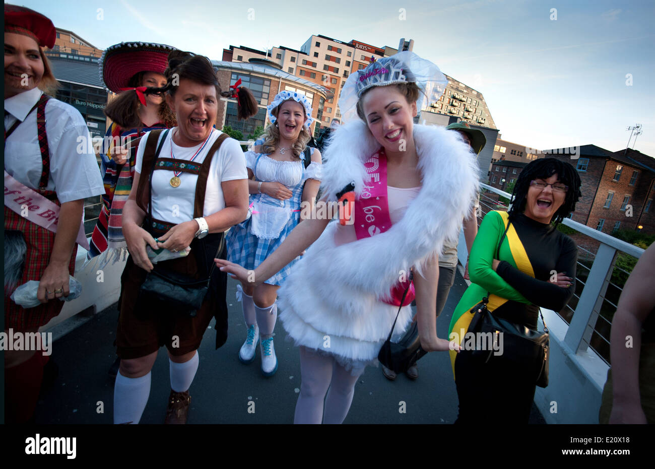 Leeds, nello Yorkshire, Inghilterra, Regno Unito. Giugno 2014 le donne godono di una gallina la notte a Leeds City Centre Foto Stock