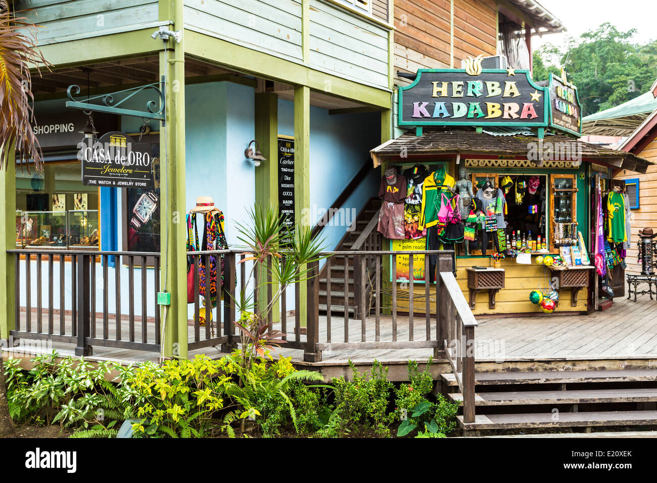 Negozi presso l'isola Village Shopping Centre in Ocho Rios, Giamaica. Foto Stock